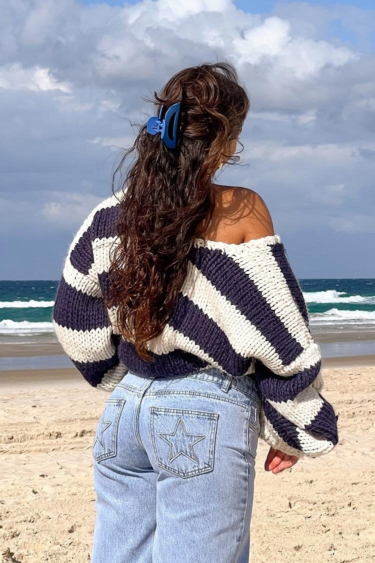 Gemütlicher Schulterfreier Gestreifter Strickpullover für Herbstlagen