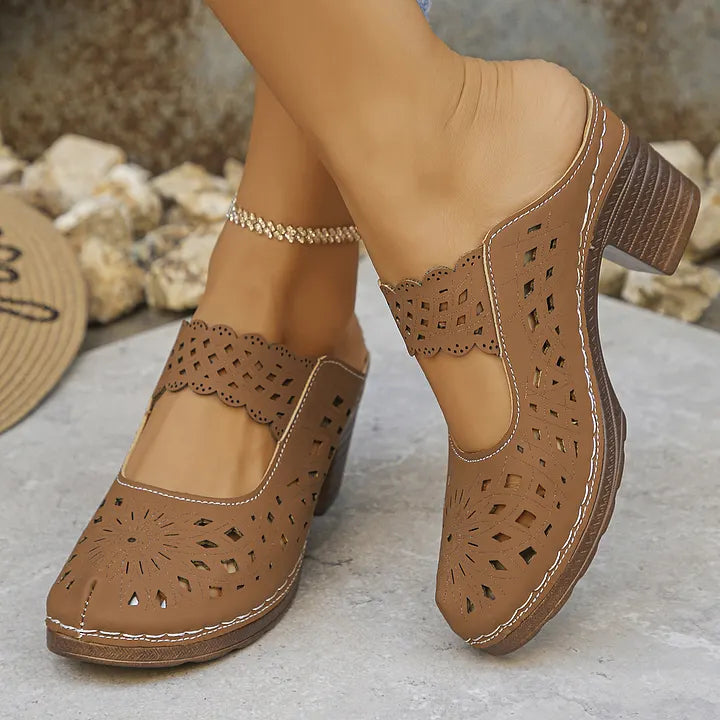 Damen Sandalen mit Cutouts und Blockabsatz in schräger Seitenansicht