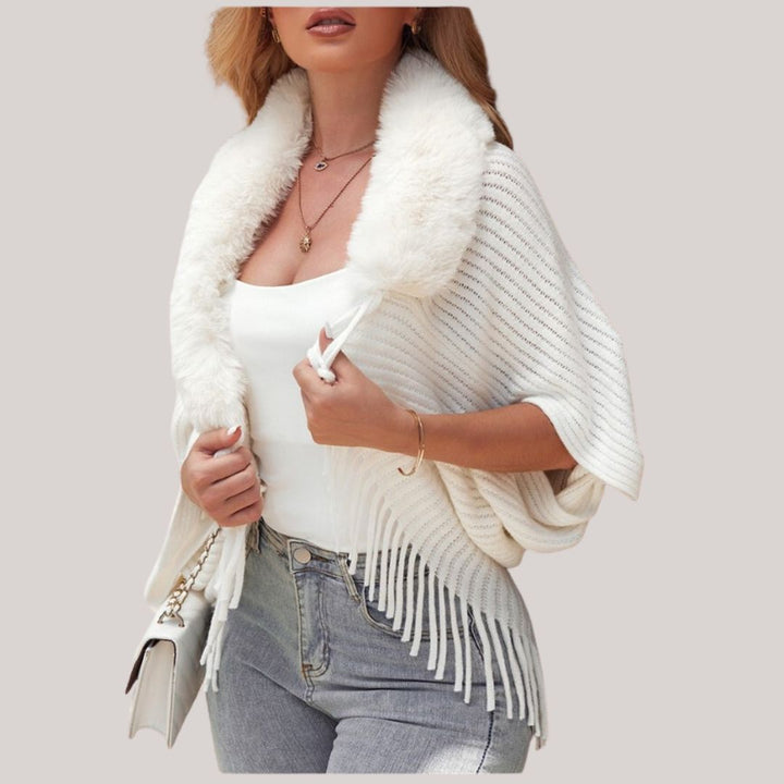 Nahaufnahme des weichen Strickmaterials und Schalkragens der Damenjacke