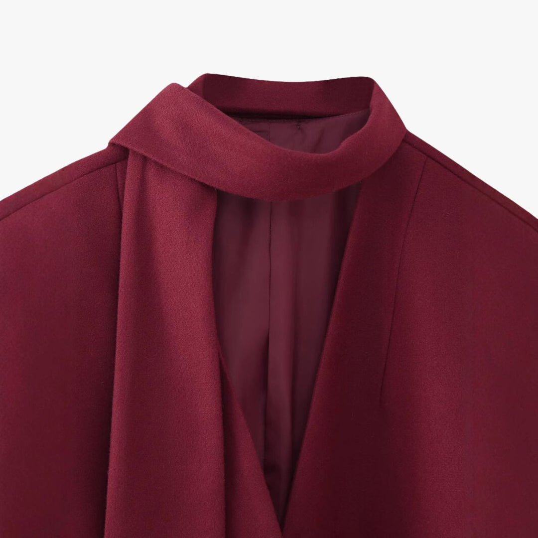Rückansicht des Damen-Kurzmantels in Bordeauxrot mit schlichtem Design