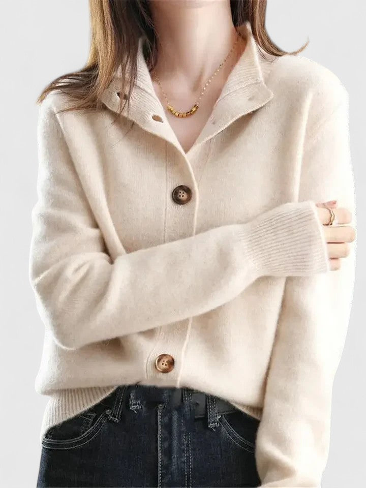 Klassische Strickjacke mit Knopfleiste