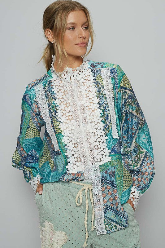 Damenbluse mit Knopfleiste und Spitzen-Details, bedruckt