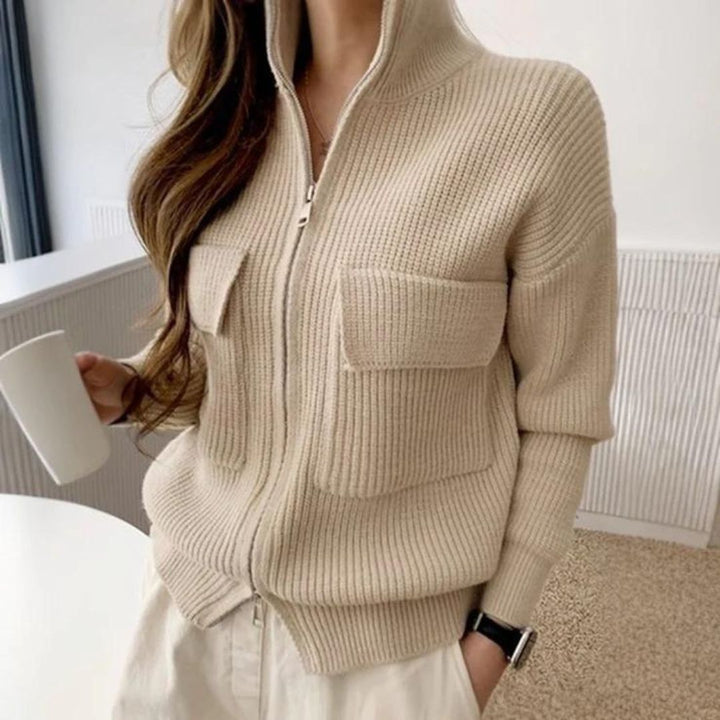 Gemütlicher Strickpullover mit Reißverschluss und Taschen für den Alltaggebrauch