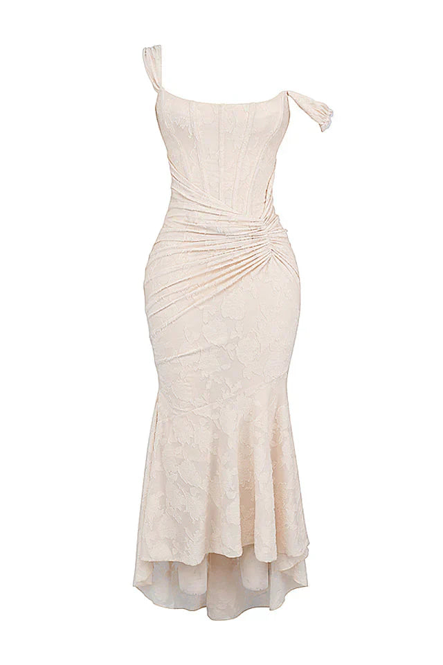 Luftiges, langes Damenkleid mit elegantem Look für warme Tage