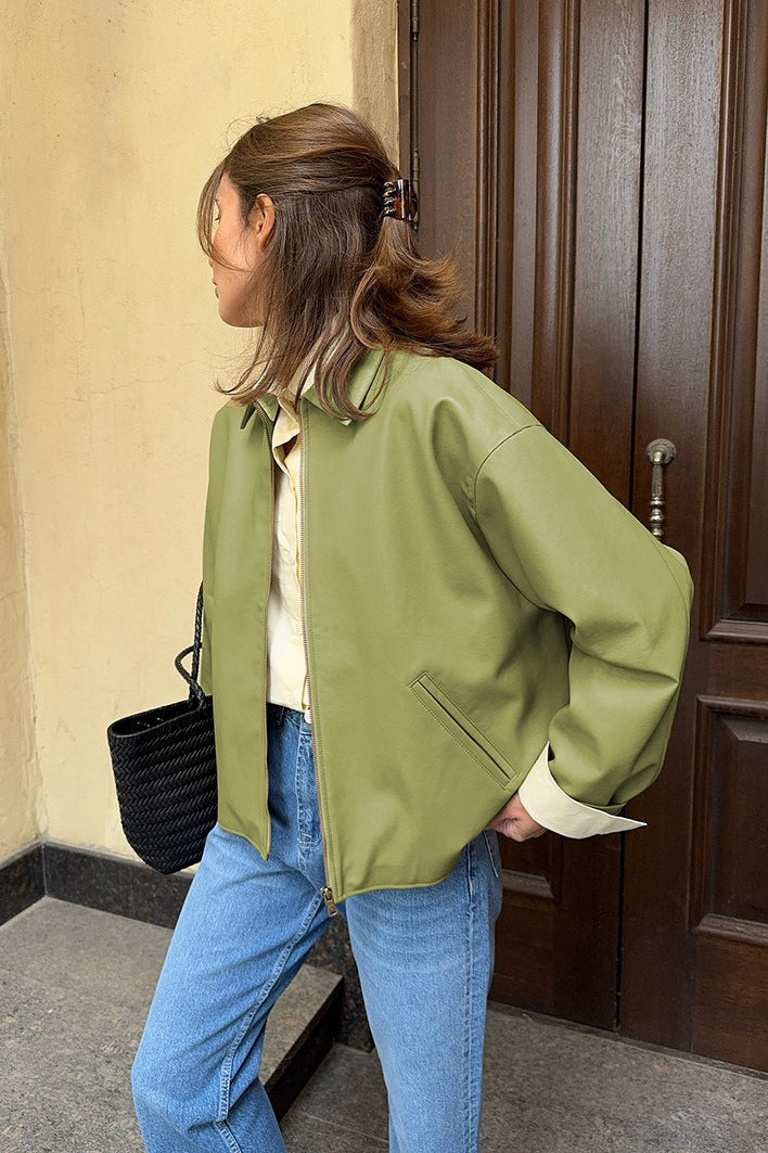 Rückansicht der grünen Pilotenjacke für Damen in Lederoptik
