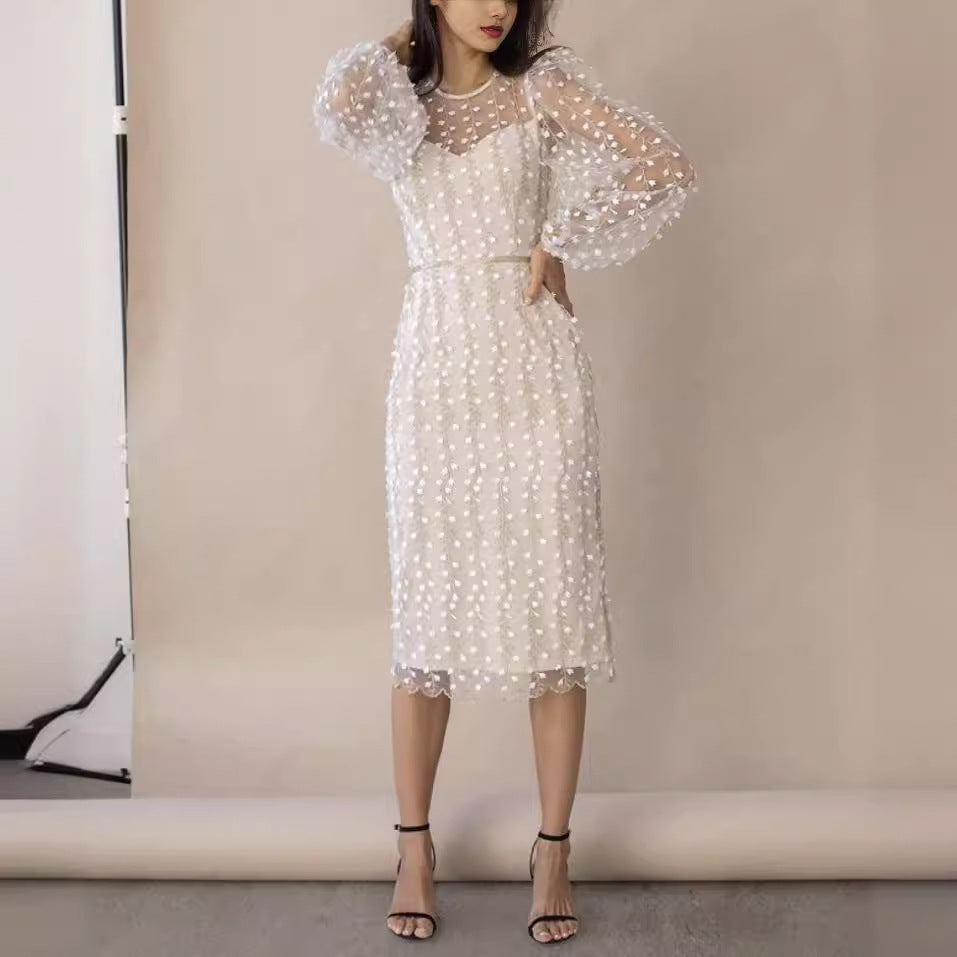 Damenkleid mit transparenten Puffärmeln und Blumenstickerei