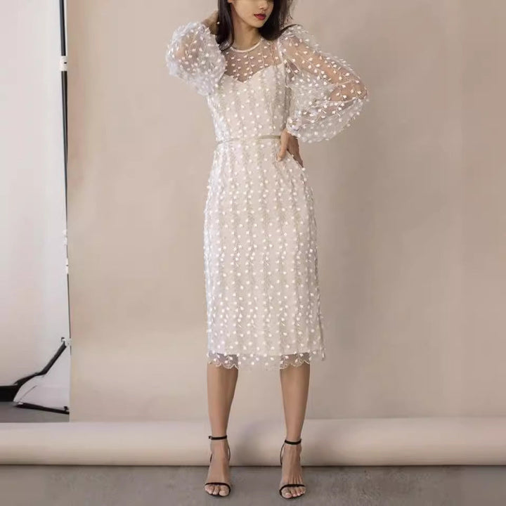 Damenkleid mit transparenten Puffärmeln und Blumenstickerei