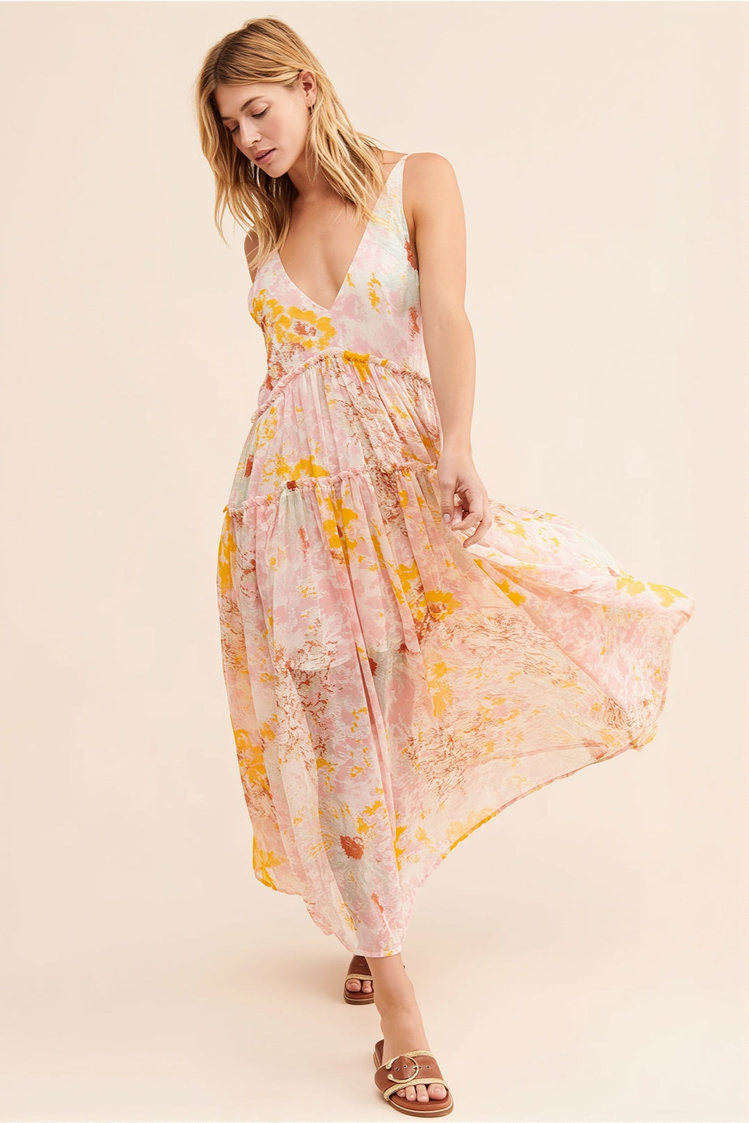 Seitenansicht eines Damen-Maxikleids mit Blumenprint und weich fallendem Volantsaum