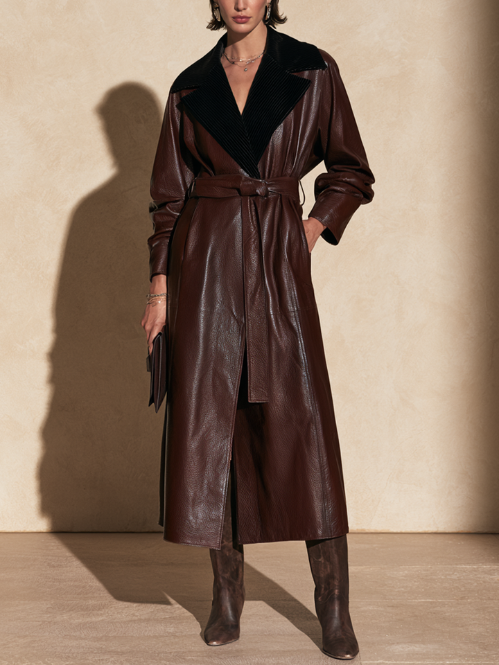 Damen-Trenchcoat aus Kunstleder in Schokobraun mit markantem Kontrastkragen