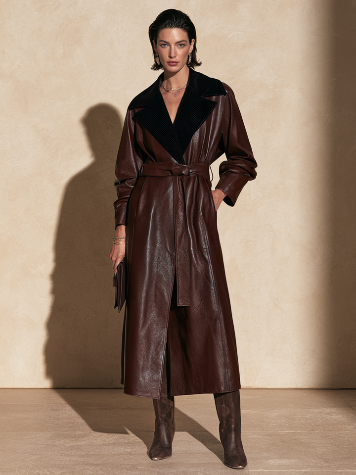 Detailansicht des Kontrastkragens am schokobraunen Kunstleder-Trenchcoat