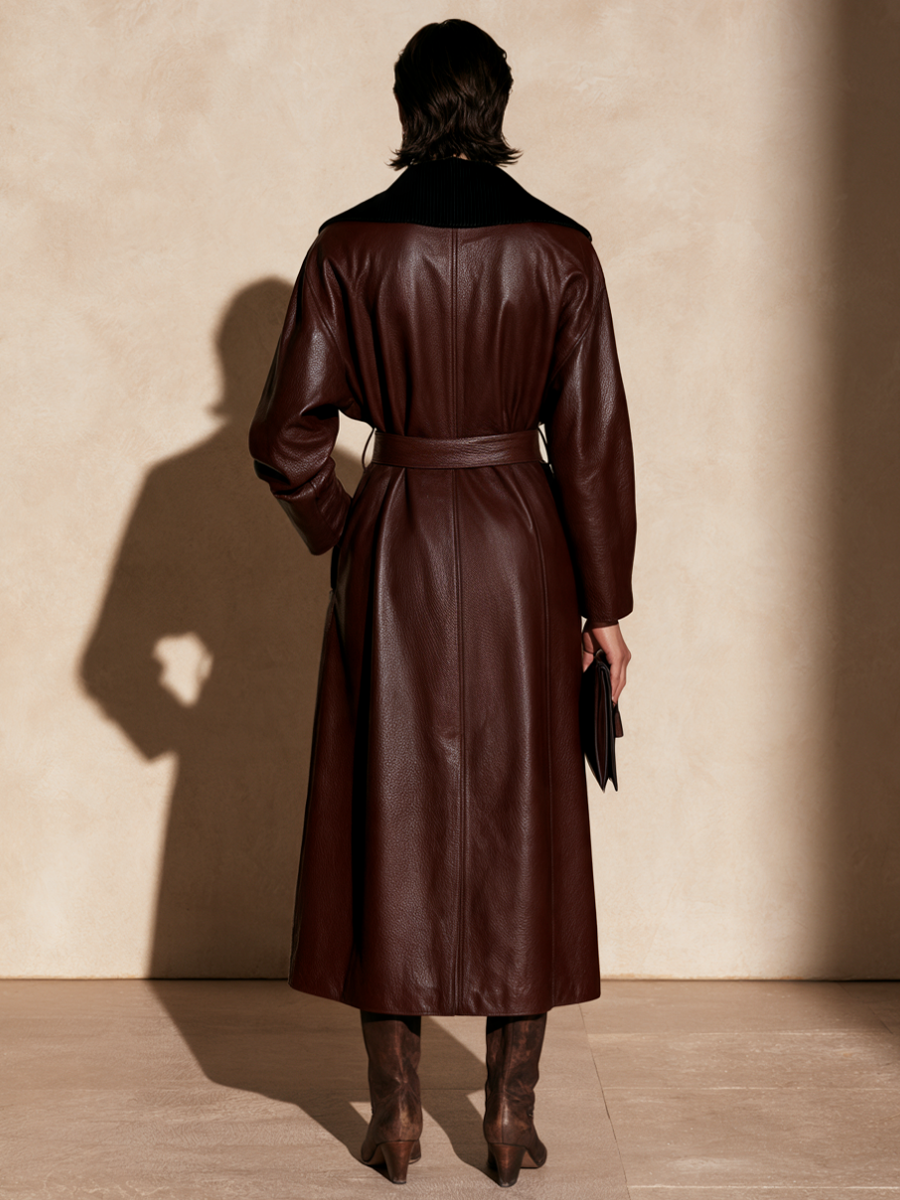 Langer schokobrauner Damen-Trenchcoat mit Bindegürtel für eine betonte Taille