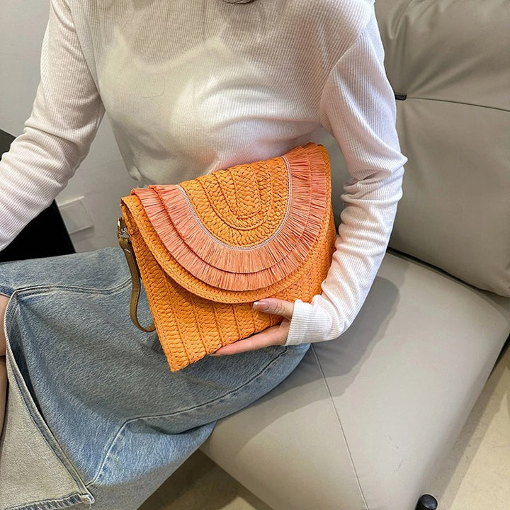 Geflochtene Clutch mit Fransenklappe