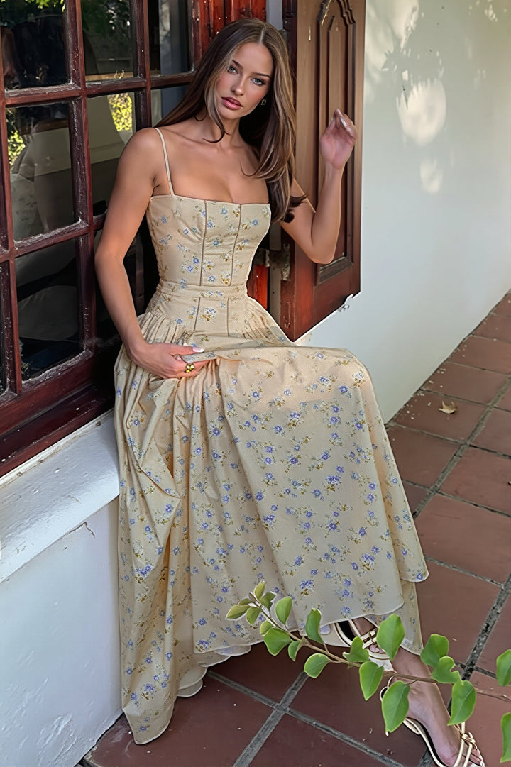 Vorderansicht eines langen Damenkleids mit Blumenprint und Cami-Trägern