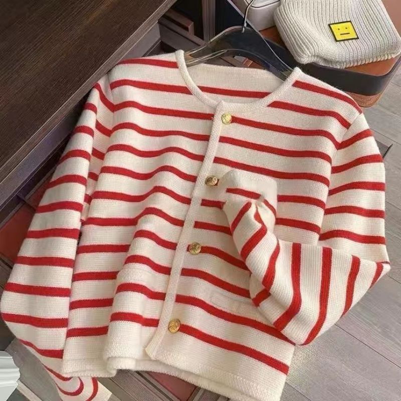 Gemütlicher gestreifter Strickpullover für herbstliche Lagenlooks