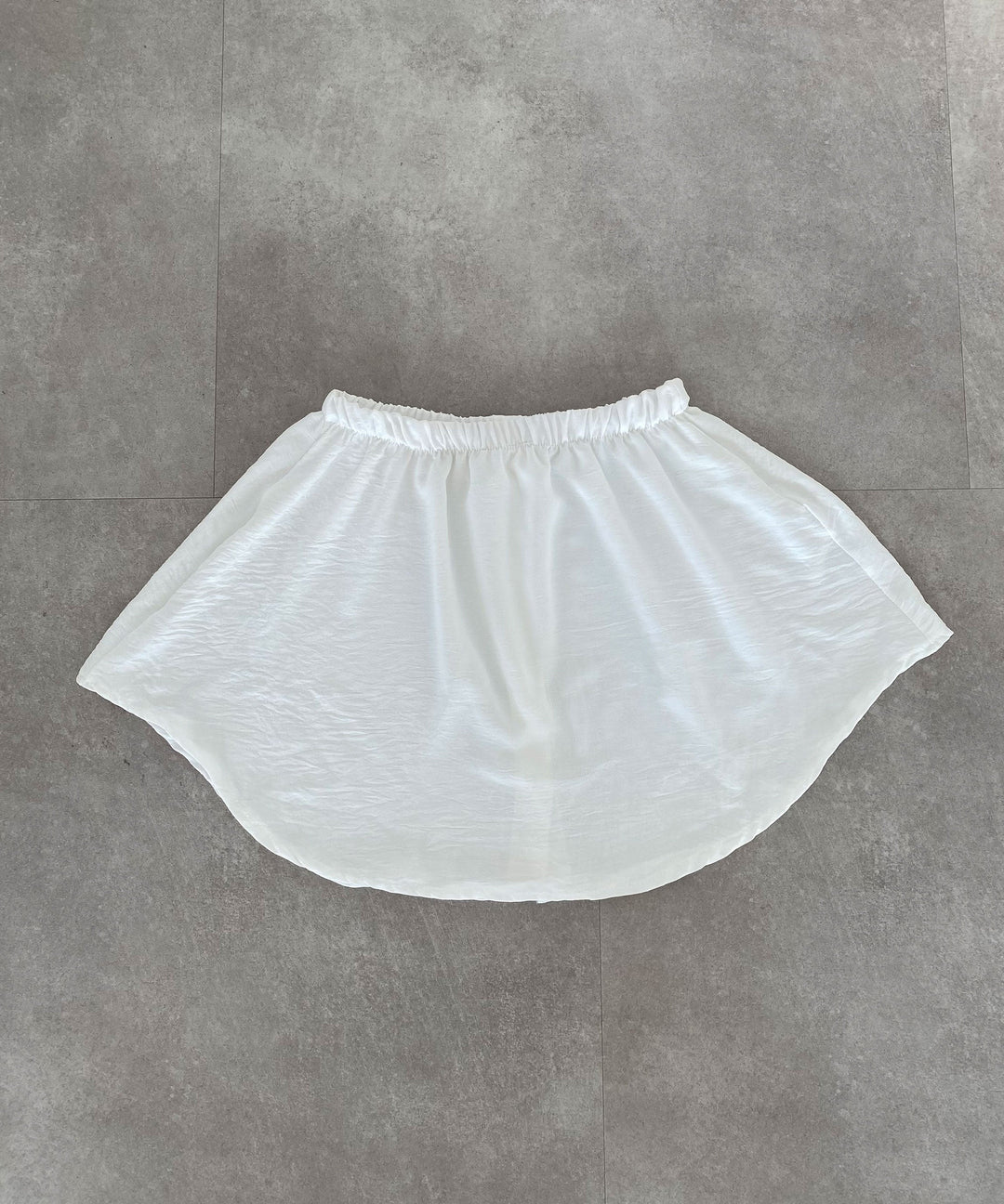 Eleganter weißer Rock