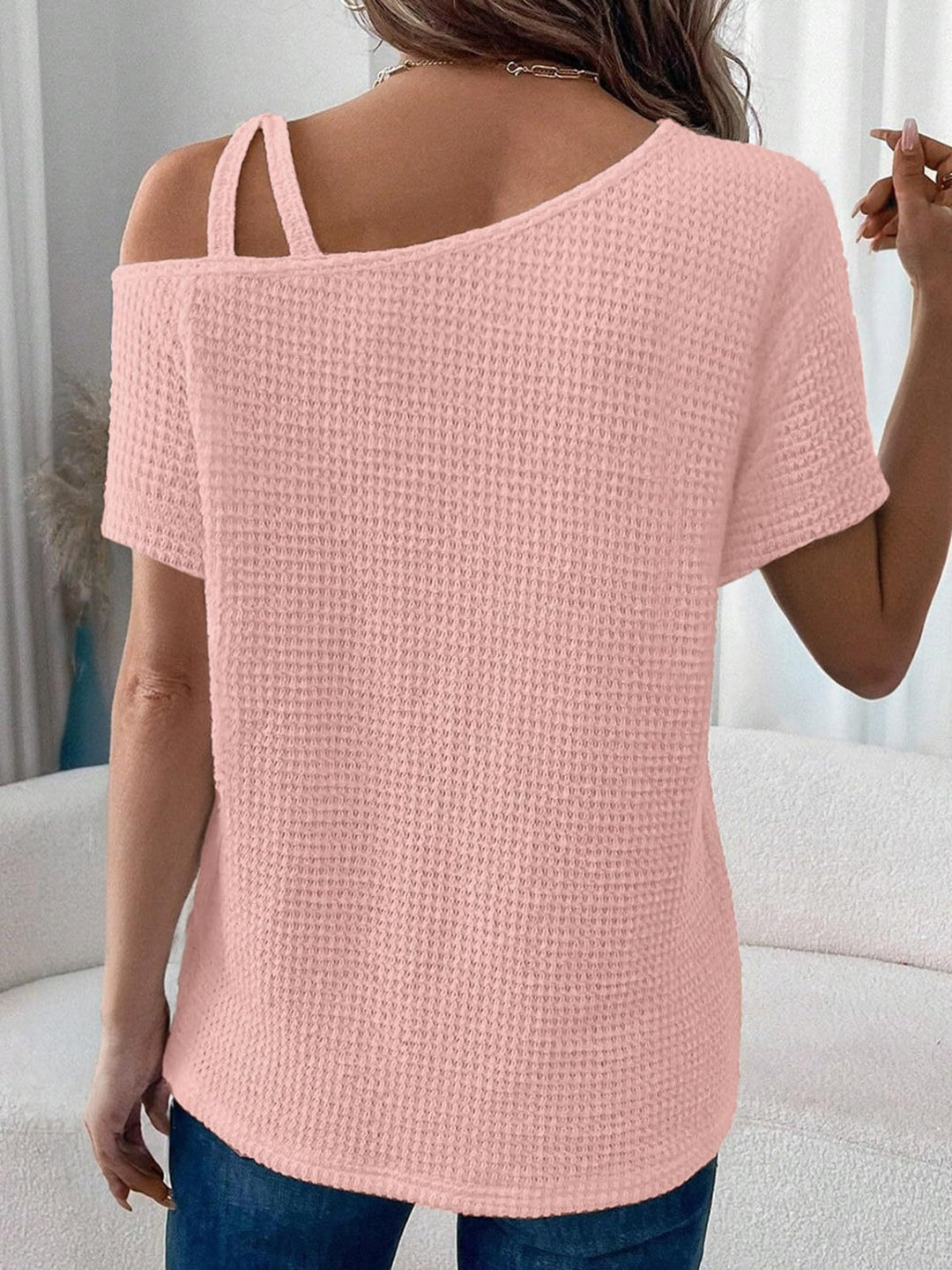 Asymmetrisches T-Shirt mit kurzem Arm und Rundhalsausschnitt