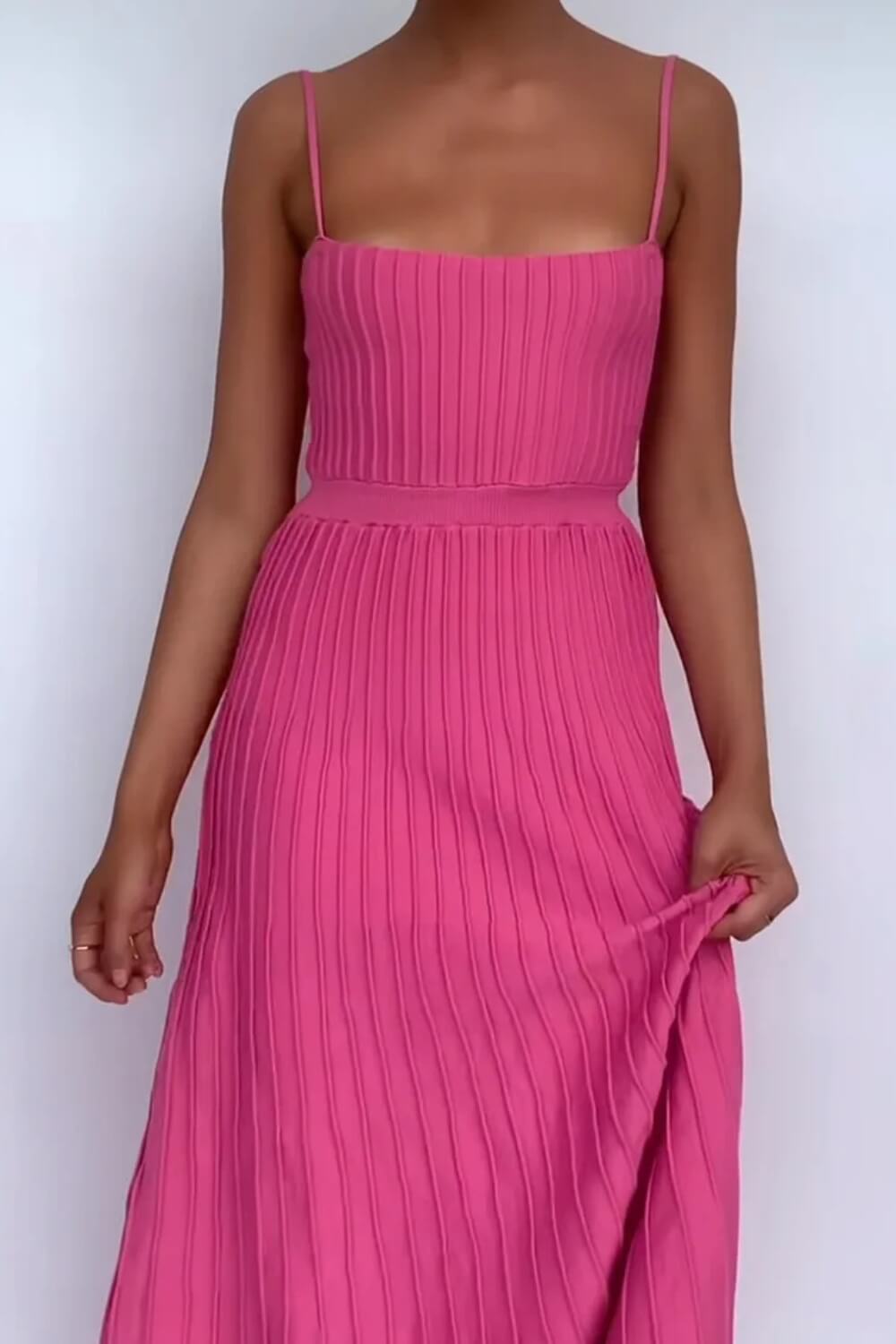 Plissiertes Midikleid mit Spitzenträgern aus Strick