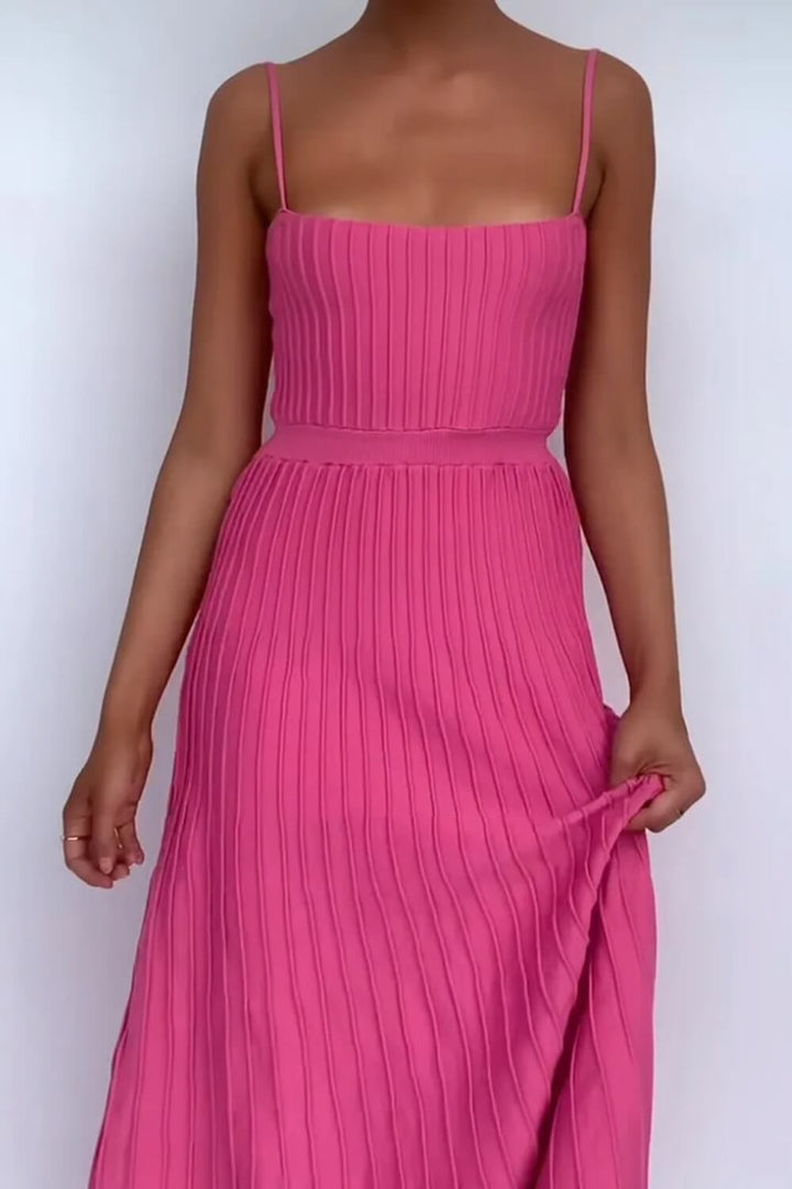 Plissiertes Midikleid mit Spitzenträgern aus Strick