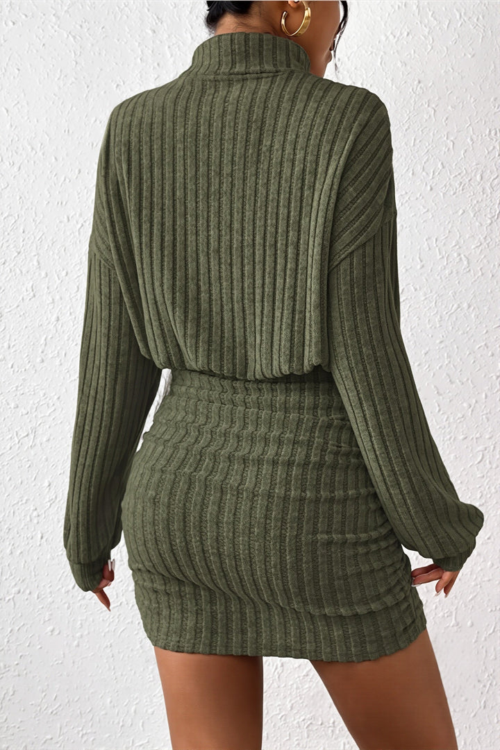 Seitliche Ansicht des Damen-Rippstrick-Min Kleids
