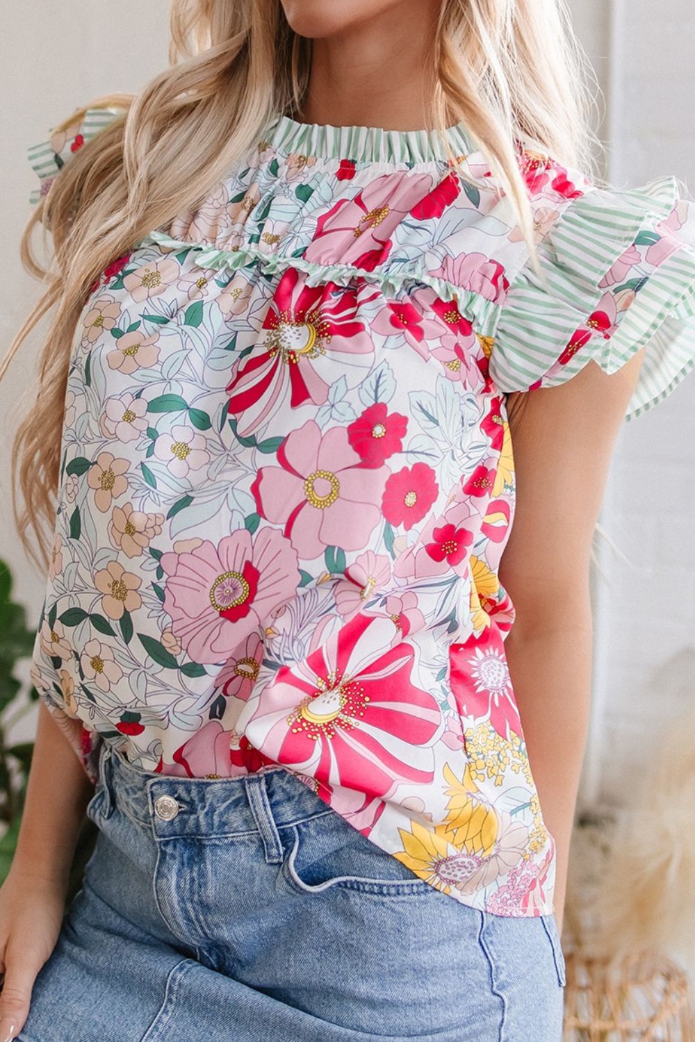 Bluse mit Blumenmuster und Rüschen an den Kappenärmeln