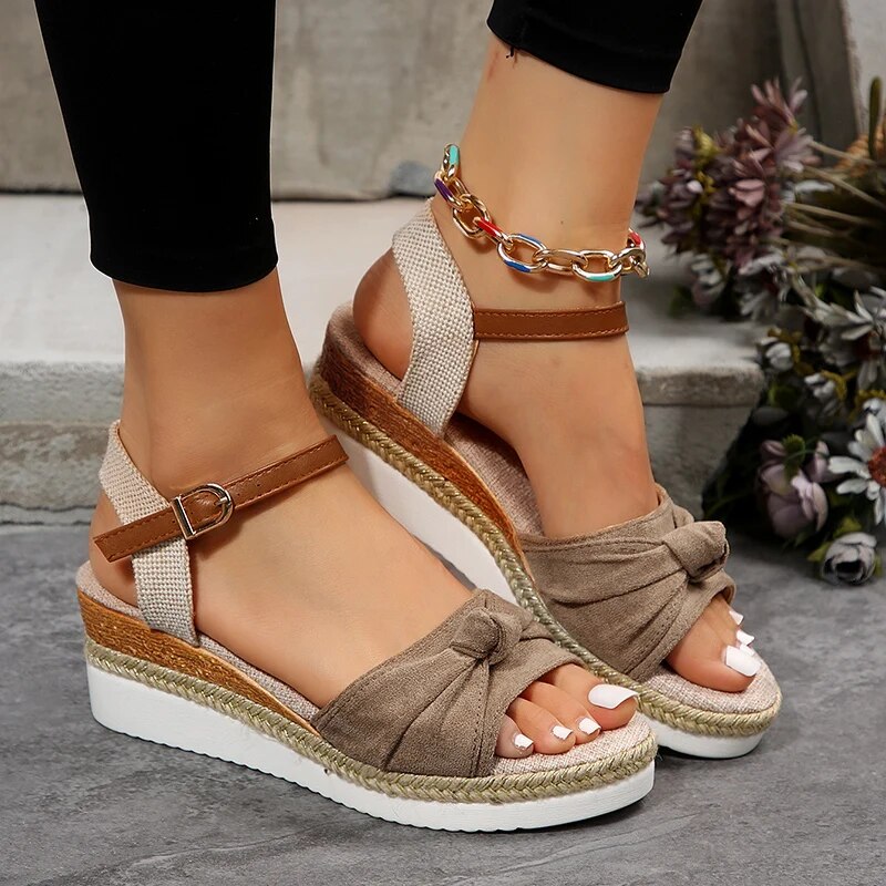 Modische Damensandalen