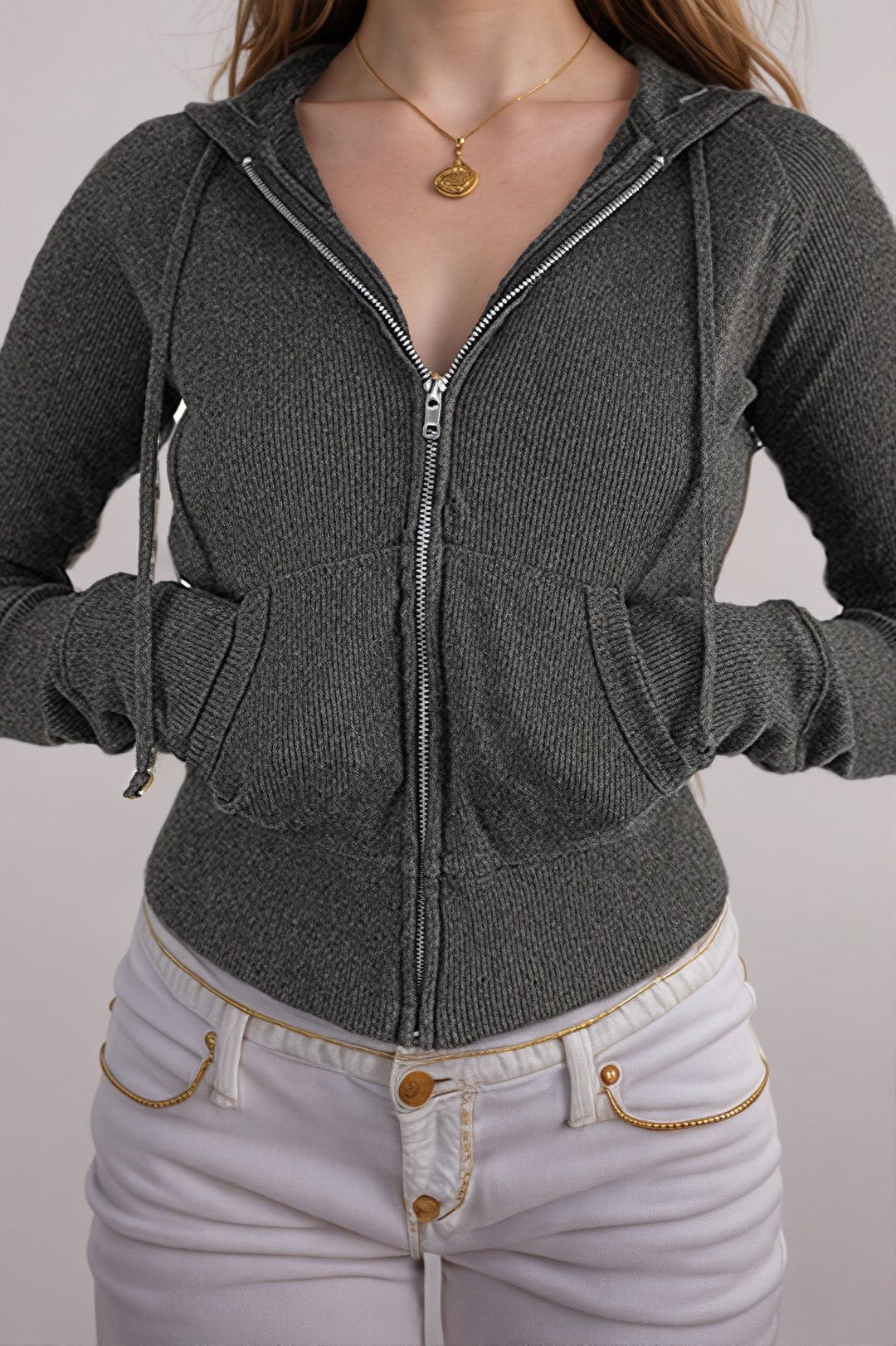 Vorderansicht eines gerippten Damen Crop Tops mit Kapuze und Reißverschluss