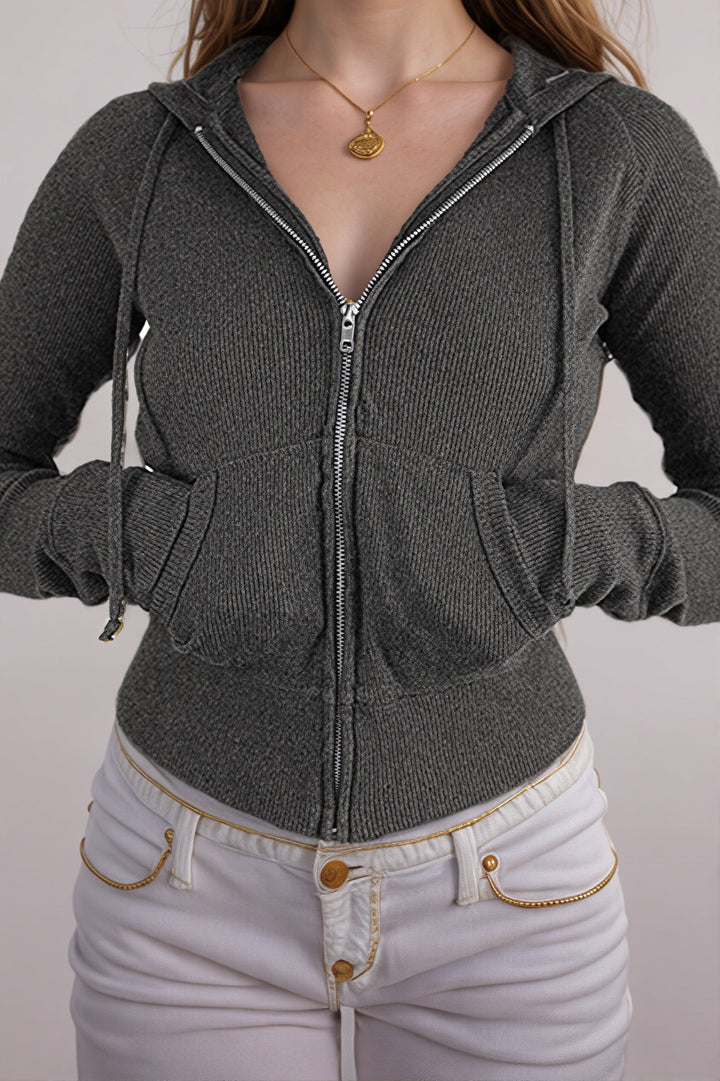 Vorderansicht eines gerippten Damen Crop Tops mit Kapuze und Reißverschluss