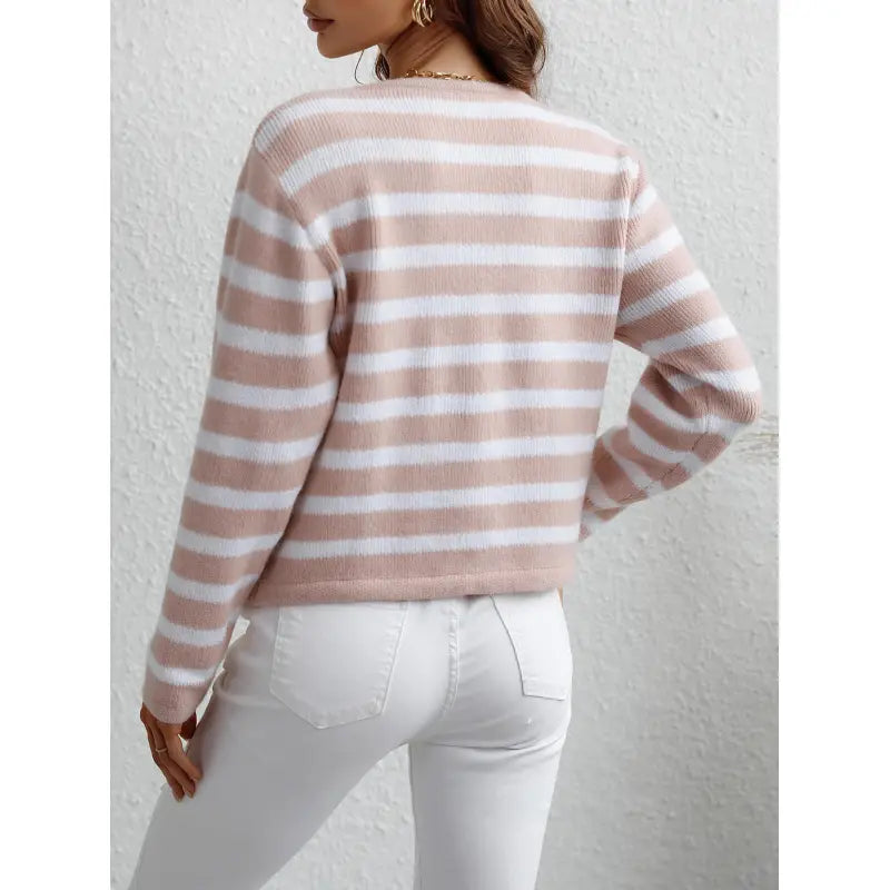 Gemütlicher grob gestrickter Pullover mit Knopfleiste und seitlichen Taschen