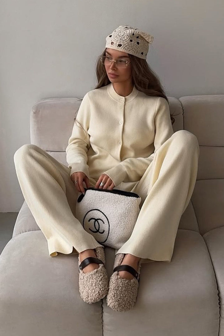 Damen-Cardigan aus Strick mit passender weiter Hose