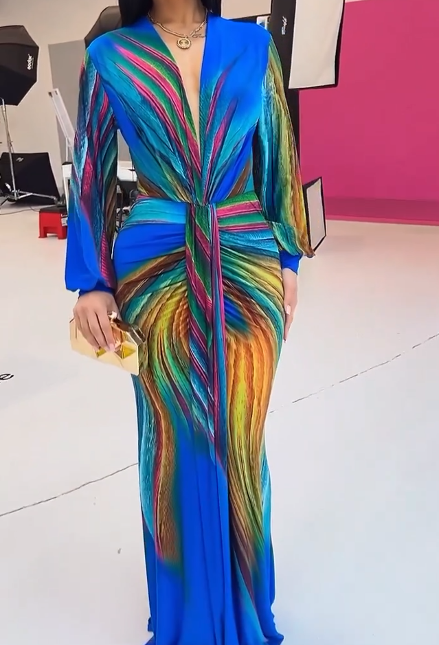 Maxikleid mit V-Ausschnitt und Batik-Faltenrock