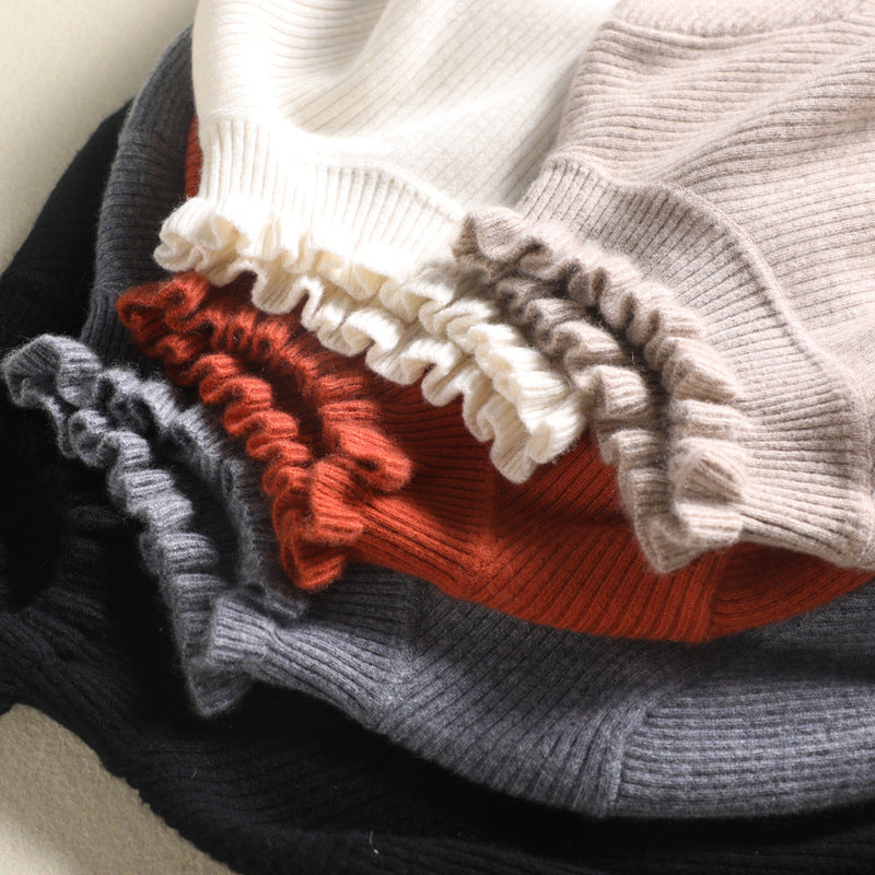 Gemütlicher Rollkragen-Strickpullover mit zarten Rüschendetails