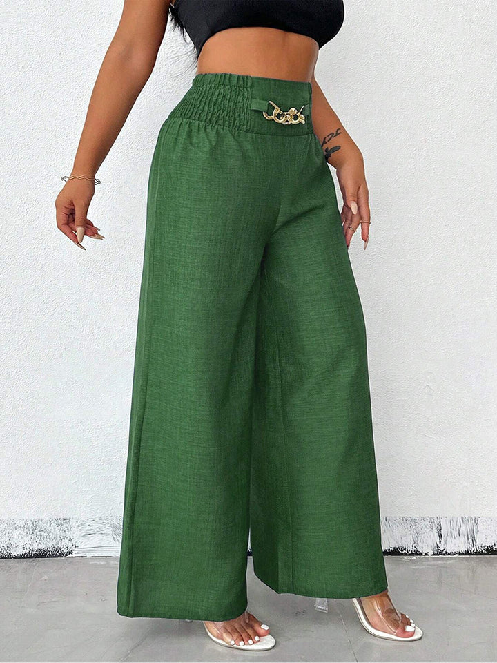 Unifarbene Damenhose mit weitem Bein und hoher Taille im Studio
