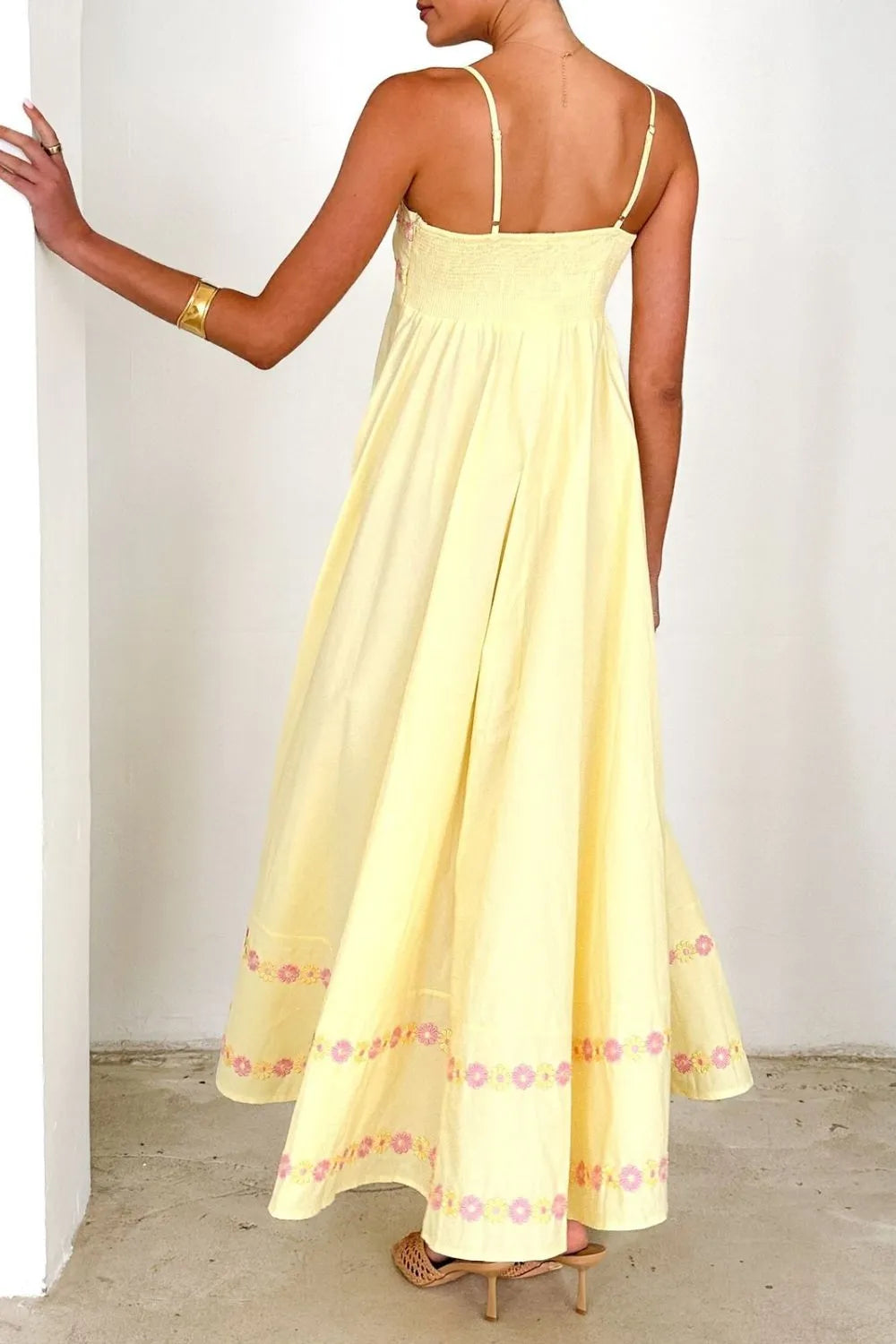 Maxikleid aus Satin mit Blumenstickerei