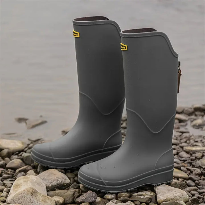 Paar Damen-Gummistiefel als wetterfeste Begleiter für Spaziergänge
