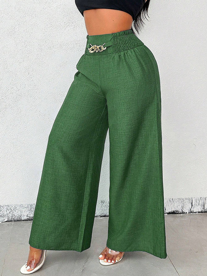 Damen Weite High-Waist Hose locker fallend an einem Model getragen