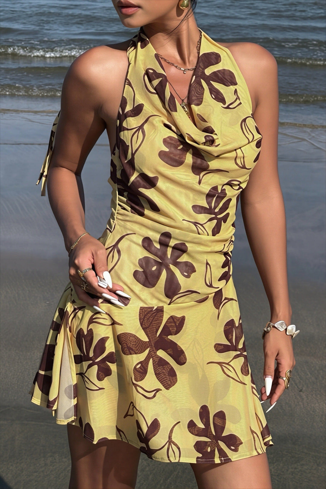 Damen Minikleid mit Blumenprint und Neckholder in Frontalansicht