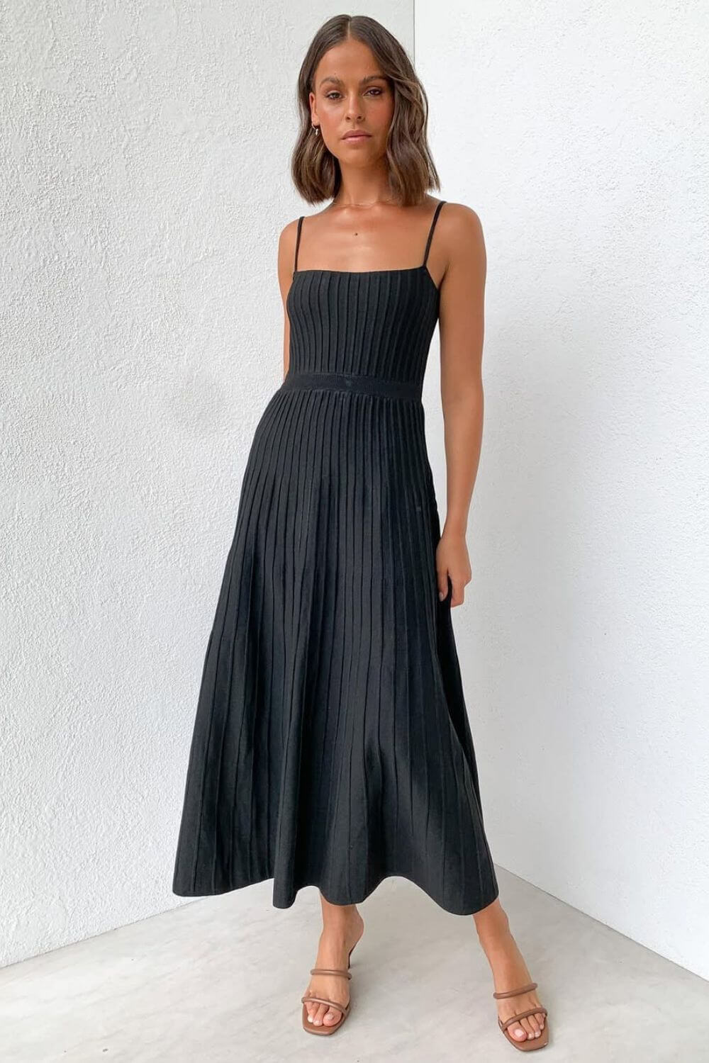 Plissiertes Midikleid mit Spitzenträgern aus Strick