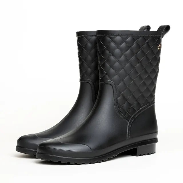 Detailansicht der robusten Sohle karierter Damen-Gummistiefel
