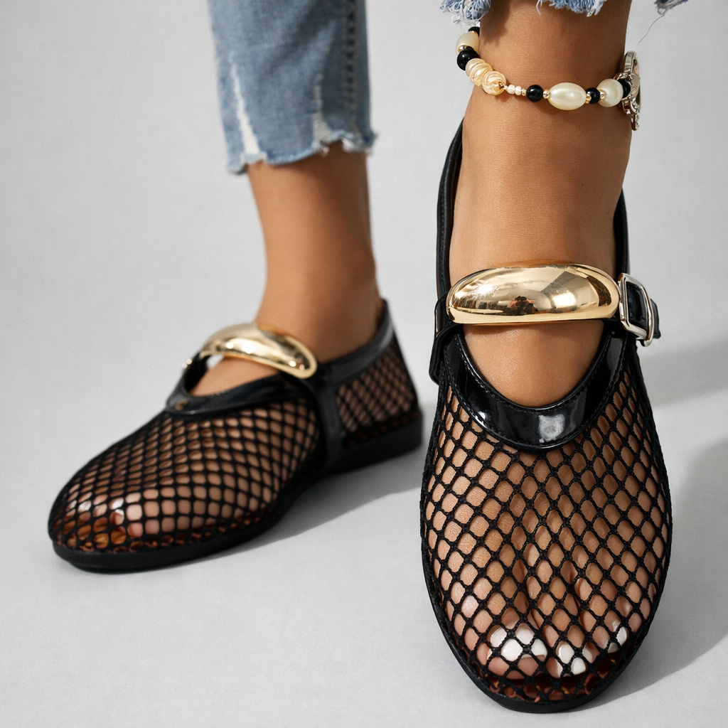 Detailaufnahme des Mesh-Obermaterials und Riemens der Mary Jane Schuhe