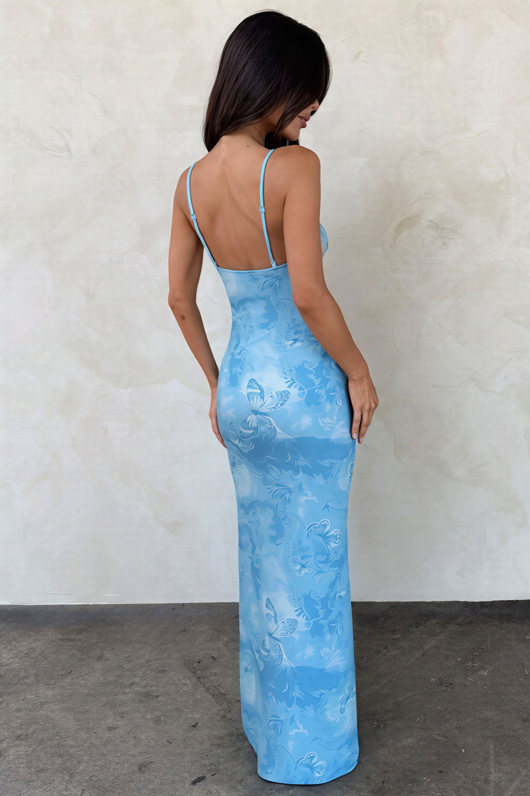Rückansicht eines Damen Maxikleids mit Schmetterlingsprint und elegantem Fall