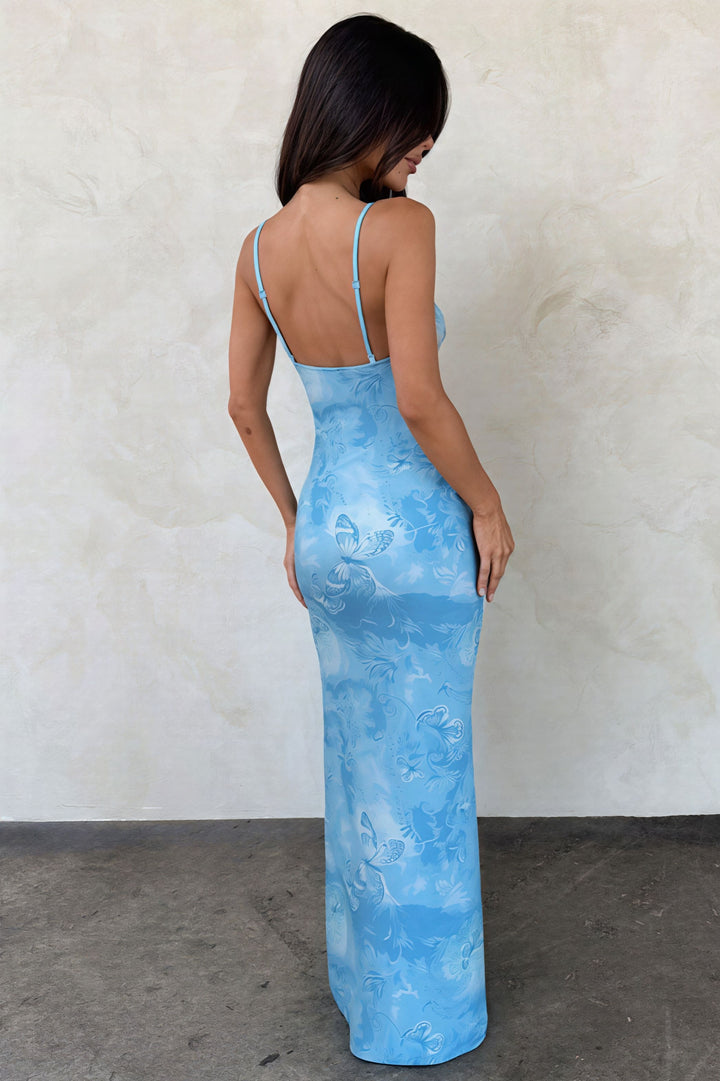 Rückansicht eines Damen Maxikleids mit Schmetterlingsprint und elegantem Fall