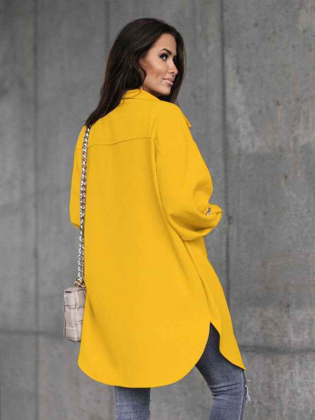 Bequeme lange Hemdjacke mit Knöpfen, Wollkragen und Revers