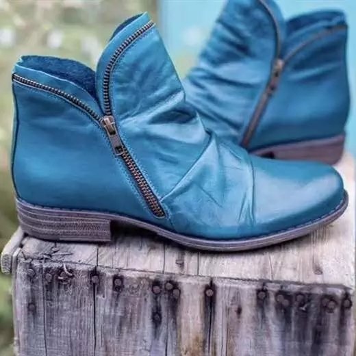 Nahaufnahme des weichen Leders der Damenstiefeletten