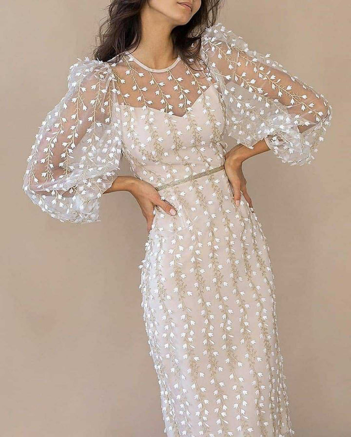 Damenkleid mit transparenten Puffärmeln und Blumenstickerei