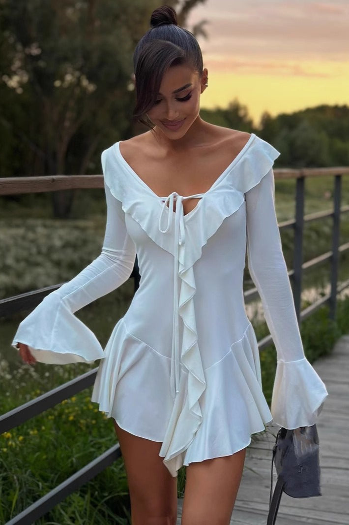 Damen Minikleid mit Volants und Bindeband in Vorderansicht