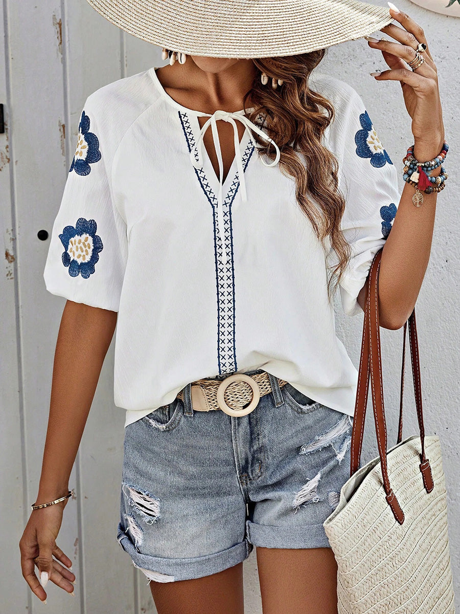 Lockere Damenbluse mit Kontrastdetails und Stickerei im Detail