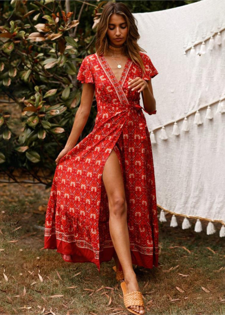 Rotes Böhème Wickelkleid mit Schlitzdetail