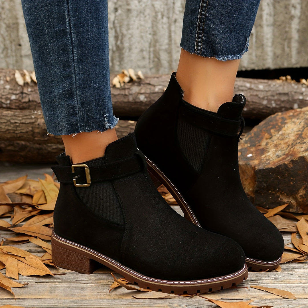 Schicke Stiefeletten mit Blockabsatz, Schnallenriemen und elastischen Seiteneinsätzen