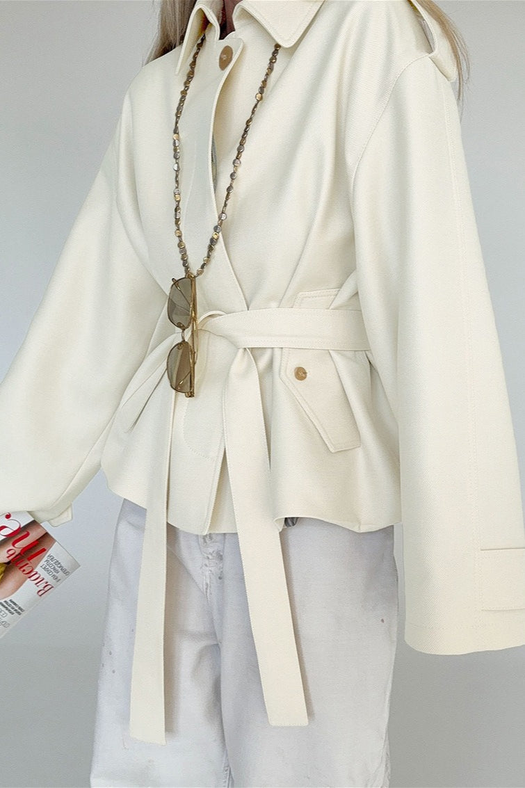 Seitliche Ansicht eines eleganten Damen-Kurztrenchcoats