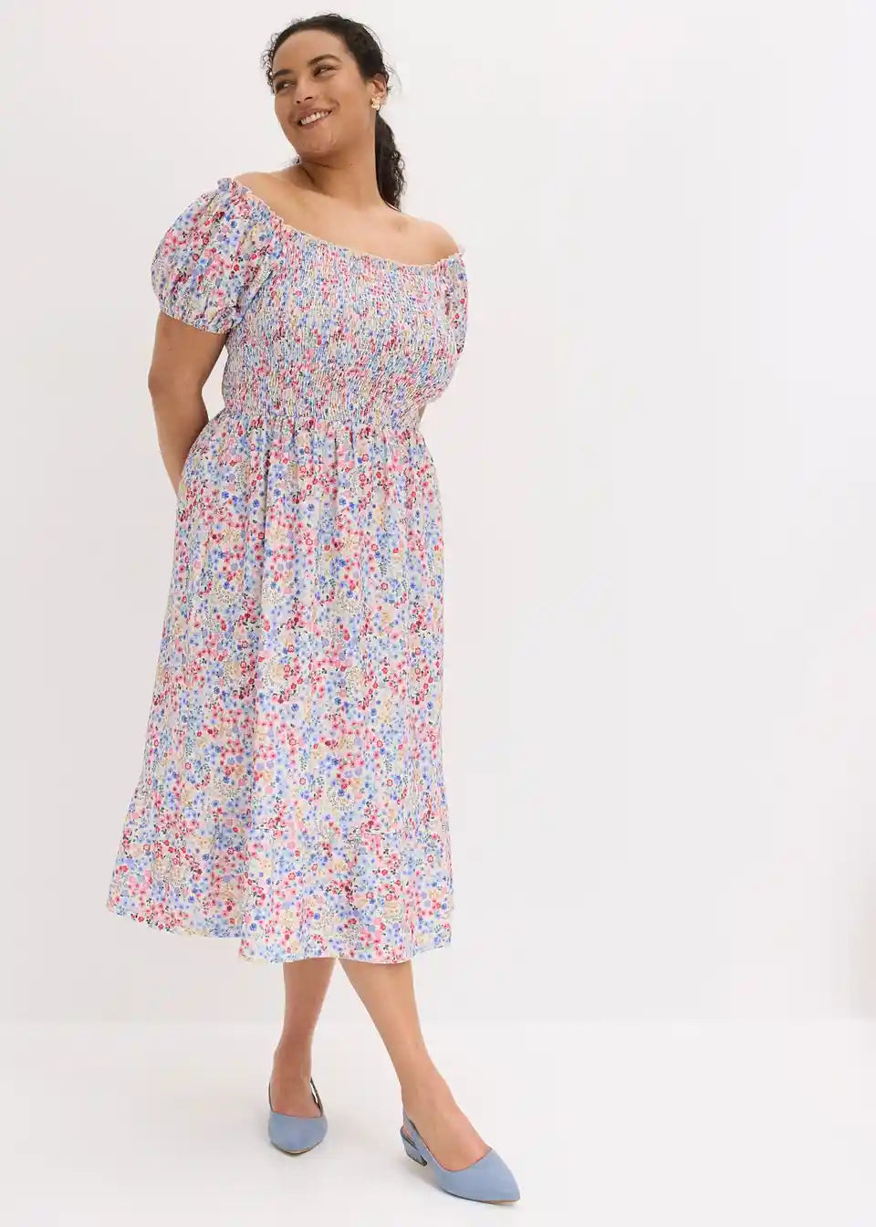 Luftiges Off-Shoulder Midikleid mit floralem Muster für Damen frontal fotografiert